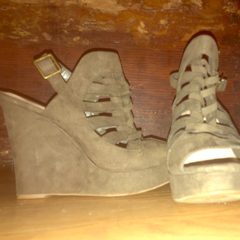Dollhouse kaki green wedges